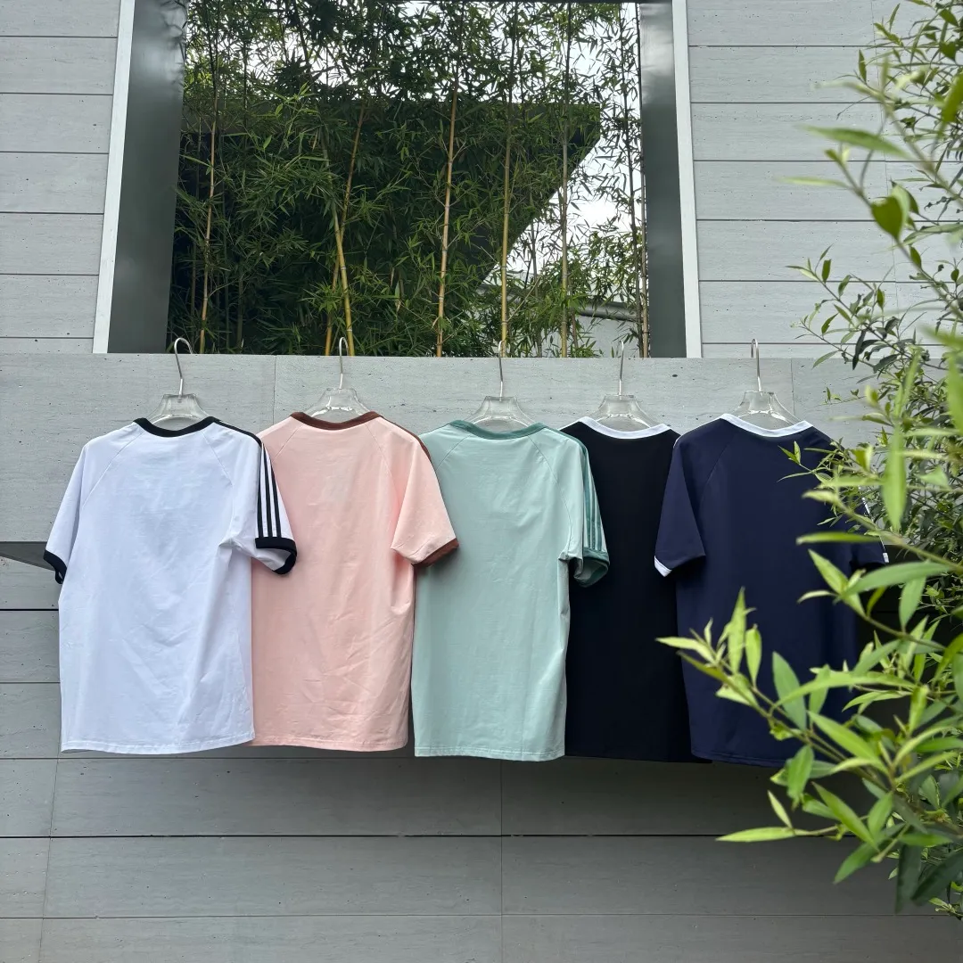 𝟬𝟱𝟭𝟰𝟴# Exclusive real shot/difference between various stolen pictures and online version on the market [𝗔𝗗𝗜𝗗𝗔𝗦 Adidas Clover Classic Embroidered Couple Round Neck Short Sleeve 𝗧 Shirt] ✅Full set of 1:1 customized accessories ➕Customized three-label ➕𝗬𝘂𝗮𝗻 version hang tag ➕𝗹𝗼𝗴𝗼 packaging bag 🔥 ➕Scan the tag to enter the official website. ✅Top Original version, ins Xiaohongshu has many bloggers wearing it. Clover's latest 5-color T is really Korean casual style ➕Classic Versatile❤️ Skin-friendly and Breathable, super comfortable for daily wear. The clover logo on the chest is very recognizable. 3D three-dimensional tailoring. The upper body is crisp and stylish. The fit is loose. It covers the flesh and makes you slim. It perfectly modifies the figure. The full set of accessories is customized in a one-to-one mold, striving for excellence. Good Quality is never just talk! Color: Pink. Size: S M L XL XXL